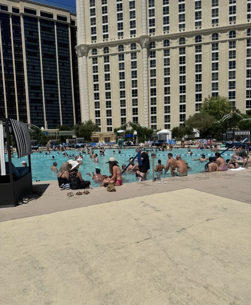 Crowded Pool à Paris during the daytime